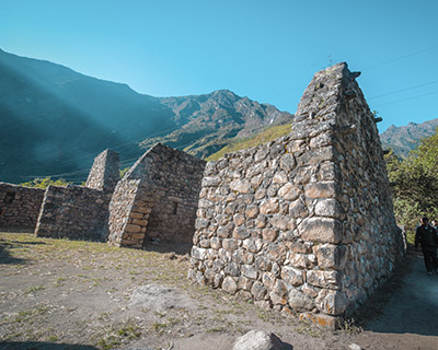 Houses and walls of the Wiñay Wayna archaeological site