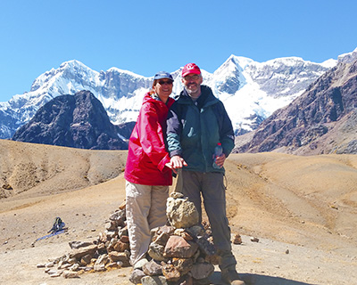 Couple in Abra Arapa and behind the Ausangate Mountain