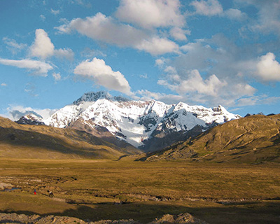 People walking in the middle of the mountains before reaching Upis