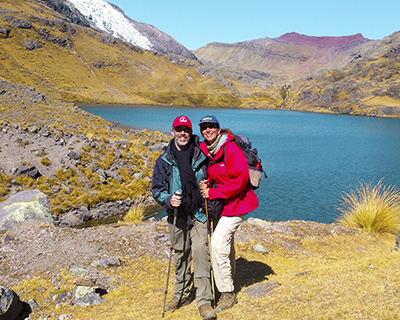 Couple resting on the shores of Hatun Pucacocha