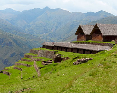 Platforms and houses in Huchuy Qosqo