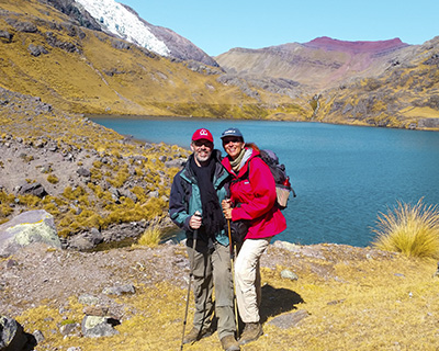 Image of two friends on the shores of Pucacocha Lake