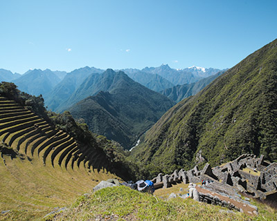 Image of the Wiñay Wayna Archaeological site and the mountains